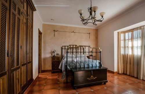 Setenil de las Bodegas House | In the heart of Andalusia, this spacious finca with swimming pool welcomes you in a quiet landscape.