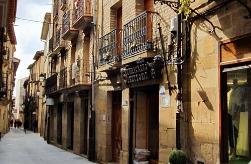 Laguardia Old Town Apartment | La Casa de Lorenzo, complete & practical accommodation. In Laguardia center!