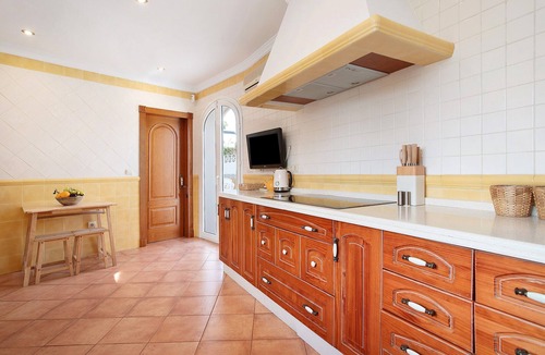 Torremolinos Villa | La Casita del Mar – House with Jacuzzi, Garden & Terraces 300 m from the Beach in Torremolinos