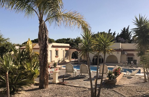 Chiclana de la Frontera Villa | Large Modernised Villa, Private Pool, Beautiful Gardens, Large Kitchen & Lounge