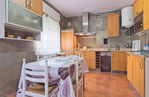 Carballeda de Valdeorras Apartment | Leopoldo I Apartment with Mountain Views, Barbecue, and Wi-Fi