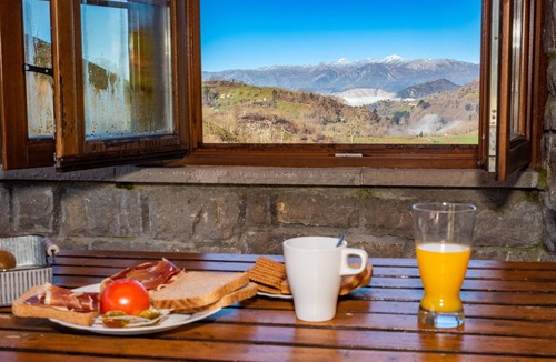 Cangas de Onis House | Les Xanes: El Busgosu – Mountain Views, Terrace & Wi-Fi
