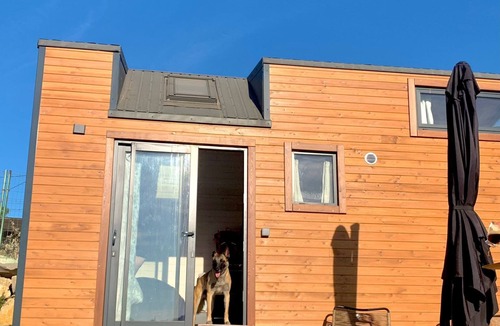 New Golden Mile Ski Chalet | Living in a tiny house with horses and near the sea. 2 People