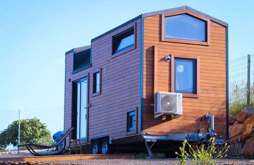 New Golden Mile Ski Chalet | Living in a tiny house with horses and near the sea. 2 People