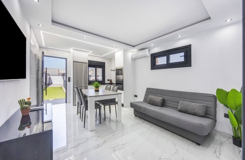 Campano Apartment | Loft Roche: Private Pool, Wi-Fi & AC – Perfect for Couples or Families