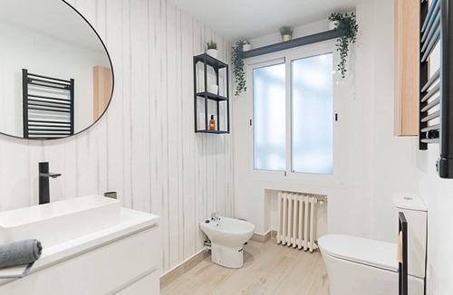 Cotos Bed & Breakfast | London: room with comfort, convenience and shared areas Chamartín - Mauricio Legendre