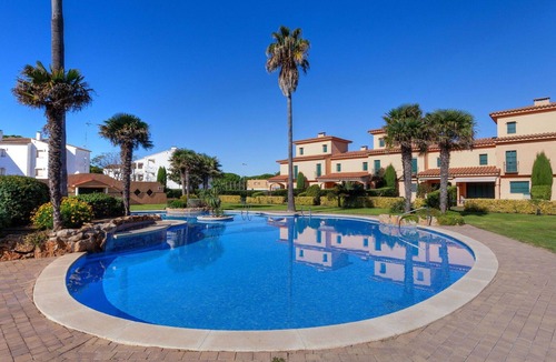 Mas Pinell Apartment | Lovely apartment for 4 people with WIFI, pool, TV and terrace