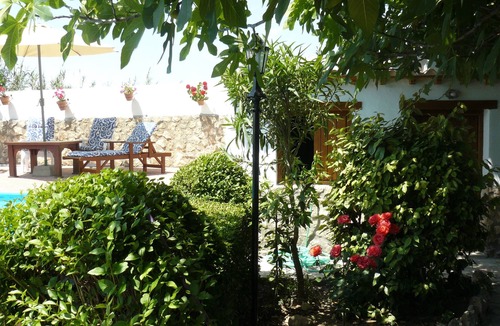 Padul House | Lovely Cortijo with private pool and garden between Granada and Coast sleeps 4