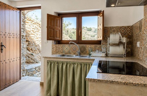 Laroya House | Lovely home in Laroya with WiFi