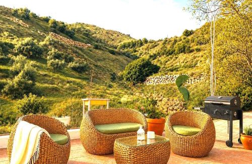 Moclinejo House | Lovely Two Bedroom Finca in Nature, near Malaga