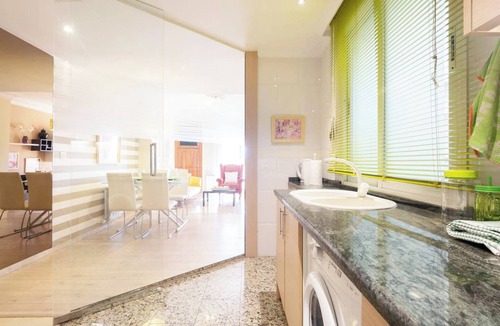 Zaidin Apartment | Luminoso Apartamento a 10 Minutos del Centro. Terraza y Vistas a la Montaña