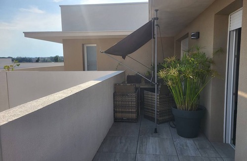 Pres d'Arenes Apartment | Luminous Cocoon - All-Around Comfort - Sleeps 4 to 6