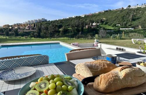 Castillo de Sabinillas Villa | Luxueuze villa met verwarmd zwembad en zeezicht