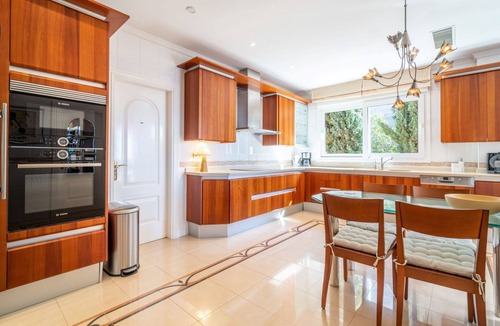 Torrequebrada House | Luxuriöse Villa mit beheiztem Pool und Whirlpool by Interhome