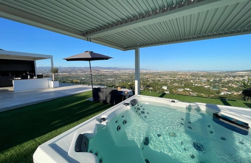 Alhaurin de la Torre Apartment | Luxurious Penthouse Oasis