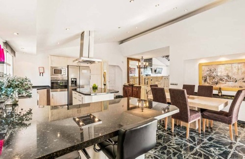 Bahia Dorada Villa | Luxury 5-Bedroom Villa Gardens Heated Pool, Jacuzzi & Sea Views – Estepona
