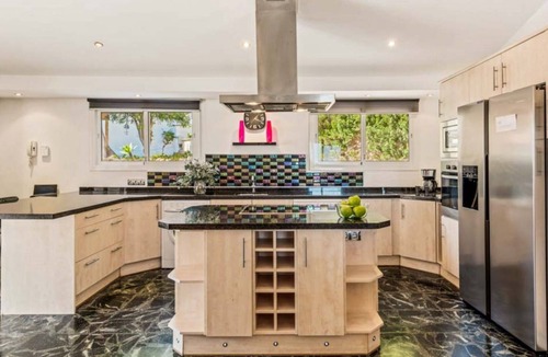 Bahia Dorada Villa | Luxury 5-Bedroom Villa Gardens Heated Pool, Jacuzzi & Sea Views – Estepona