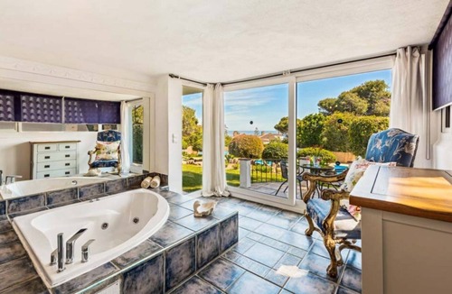 Bahia Dorada Villa | Luxury 5-Bedroom Villa Gardens Heated Pool, Jacuzzi & Sea Views – Estepona