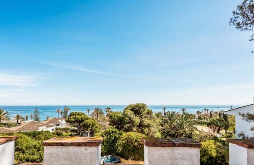 Bahia Dorada Villa | Luxury 5-Bedroom Villa Gardens Heated Pool, Jacuzzi & Sea Views – Estepona