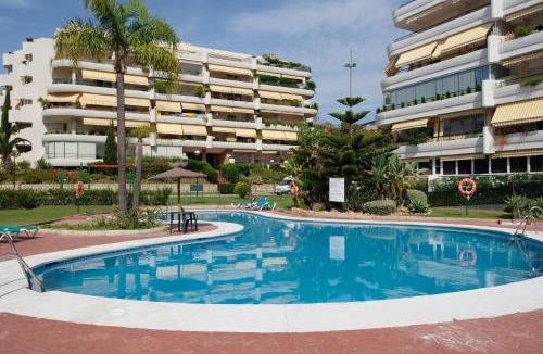 Guadalmina Apartment | luxury modern apartment with terrace, pool and garage!