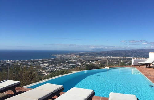 Sayalonga Villa | Luxury villa for 8 with infinity pool and panoramic sea views