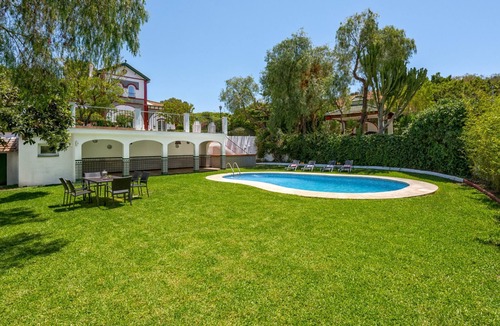 Malaga-Este Villa | Luxury Villa in Málaga - 5 Bedrooms, Pool, Garden, BBQ & Free Parking