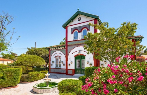 Malaga-Este Villa | Luxury Villa in Málaga - 5 Bedrooms, Pool, Garden, BBQ & Free Parking