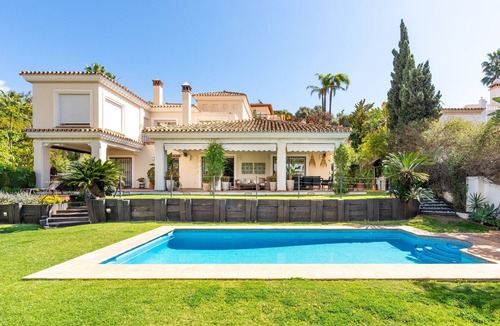 Benalmadena Costa Villa | 'Luxury Villa Larios Torrequebrada' with Sea View, Pool & Wi-Fi