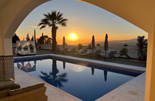 Sayalonga Villa | Luxury Villa with Jacuzzi, Pool and Stunning Views