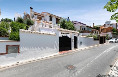 Otura Villa | Luxury Villa with swiming pool next to Granada