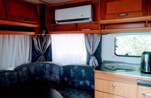 Estepona House | Mobile Home "Roca Caravan" with Sea View, Shared Pool & Wi-Fi