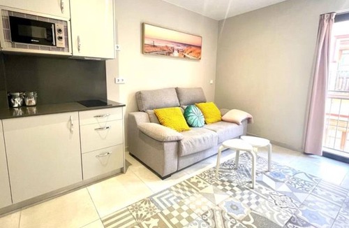 Feria Apartment | Modern 1-bedroom apartment with balcony, air conditioning and Wi-Fi in central Seville