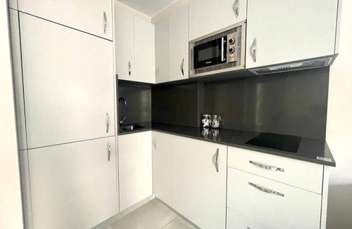 Feria Apartment | Modern 1-bedroom apartment with balcony, air conditioning and Wi-Fi in central Seville