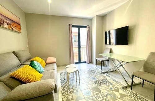 Feria Apartment | Modern 1-bedroom apartment with balcony, air conditioning and Wi-Fi in central Seville
