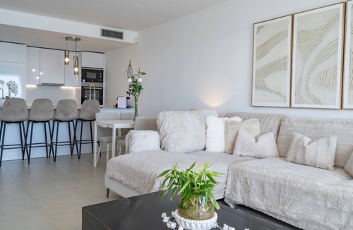 Puerto de la Duquesa Apartment | Modern 2 Bedroom Apartment with Panoramic Sea Views