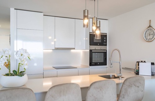 Puerto de la Duquesa Apartment | Modern 2 Bedroom Apartment with Panoramic Sea Views