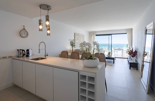 Puerto de la Duquesa Apartment | Modern 2 Bedroom Apartment with Panoramic Sea Views