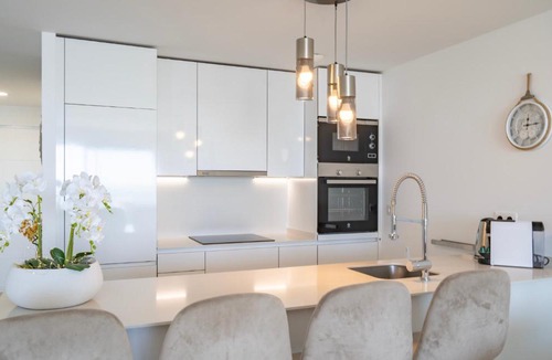 Puerto de la Duquesa Apartment | Modern 2 Bedroom Apartment with Panoramic Sea Views