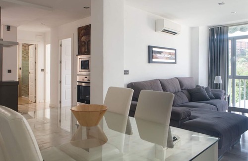 Genil Apartment | Modern 3 Bedroom Apartment! Great Location!
