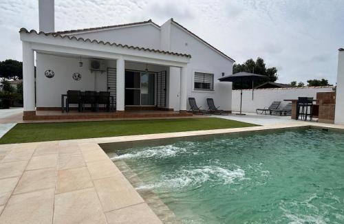 Chiclana de la Frontera House | Modern 3-Bedroom Villa with Private Pool & BBQ
