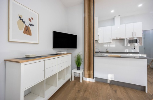 Cadiz Apartment | Modern Apartment by the Sea with Wi-Fi and Air Conditioning