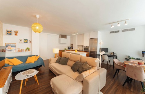 Parque Ayala Apartment | Modern Apartment with swimming pool, 5 minutes from the beach in Málaga