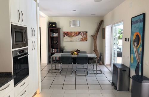Urbanizacion Marbessa Villa | Modern & Bright family friendly Villa, private Pool & Gardens 300m to Beaches.
