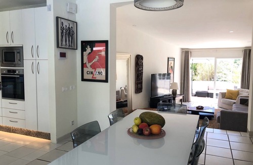 Urbanizacion Marbessa Villa | Modern & Bright family friendly Villa, private Pool & Gardens 300m to Beaches.
