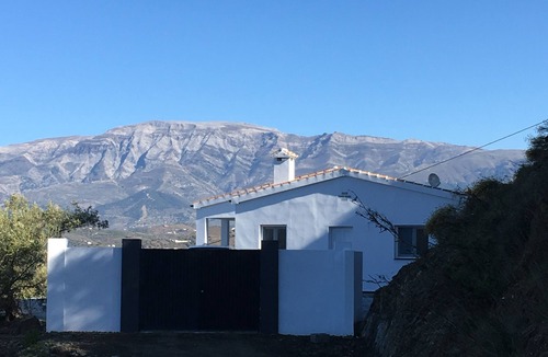Sayalonga House | Modern vacation home with fantastic views of the mountains and sea