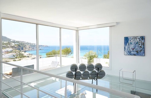 Sant Josep de sa Talaia Villa | Modern villa with sun loungers
