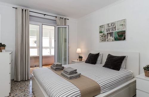 Nerja Apartment | Nerja centre - pool - Wifi - parking - air con - beach 250 mtr - 6 persons