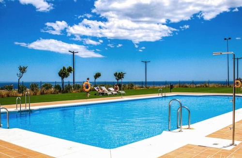 Puerto de la Duquesa Apartment | New and bright 3 bed apartment, 3min drive from an ecological reserved beach.