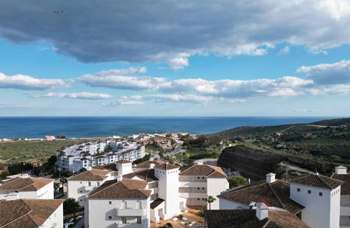 Puerto de la Duquesa Apartment | New and bright 3 bed apartment, 3min drive from an ecological reserved beach.