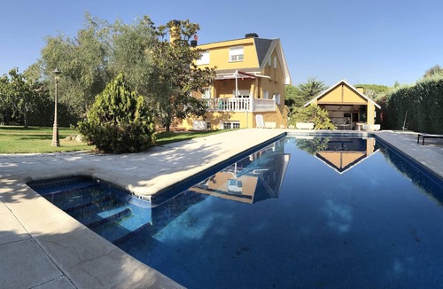 Boadilla del Monte Apartment | New, quiet, bright, fully equipped apartment with garden and pool